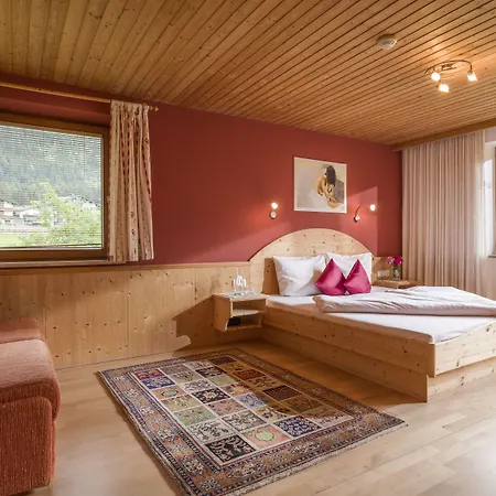 מלון דירות Gasser 3*